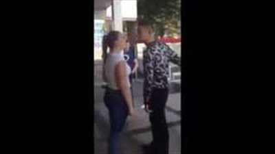 بالفيديو.. شابان يلقنان فتاة «علقة ساخنة» أمام المارة