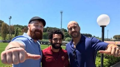 نجم المصارعة الحرة يبرز زيارته لـ«روما» ومقابلته «صلاح»