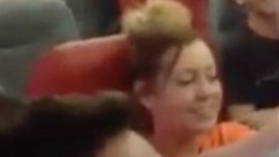 بالفيديو والصور.. ركاب يثيرون ضجة على متن طائرة متجهة لجزيرة إسبانية