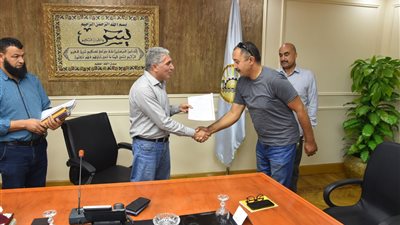 توقيع 34 عقد تقنين مبانٍ وتسليمها لأصحابها بمركزي مطروح وبراني (صور)