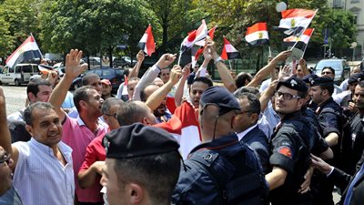 بالصور.. استقبال حافل لـ«محلب» بمقر اتحاد الصناعات في «تورينو» الإيطالية