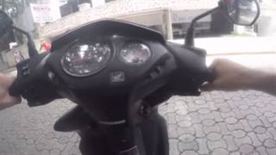 بالفيديو.. لحظة سقوط شاب بدراجة نارية