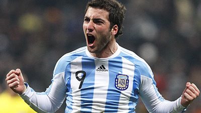 «هيجواين» يشتبك مع أحد المشجعين أمام ملهى ليلي