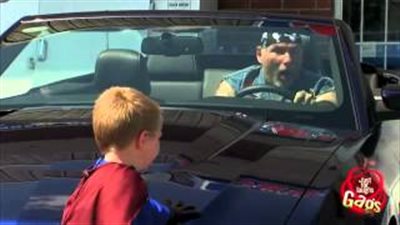 ساخرون.. بالفيديو.. الطفل الخارق يمنع السرقة