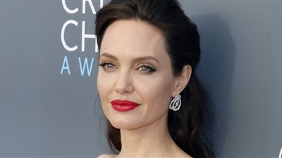 إخلاء انجلينا جولي من موقع تصوير 