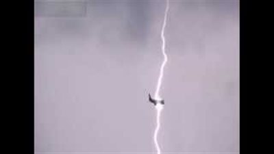 بالفيديو.. لحظة تعرض طائرة ركاب لصعقات البرق