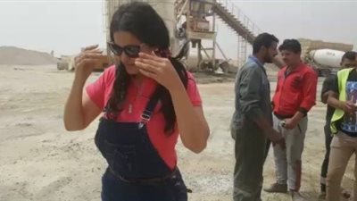 بالفيديو.. سما المصري توزع وجبات الطعام على عمال العاصمة الإدارية