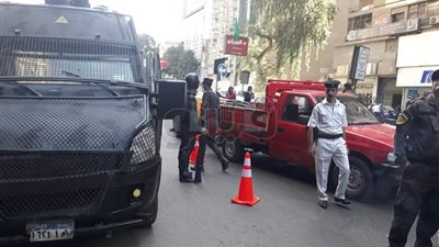 عقار الدقي المائل | بدء أعمال إزالة عقار الدقي المائل بعد إخلاء السكان (صور)