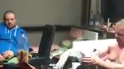 رجل يتعرض لموقف محرج أثناء مشادة كلامية (فيديو)