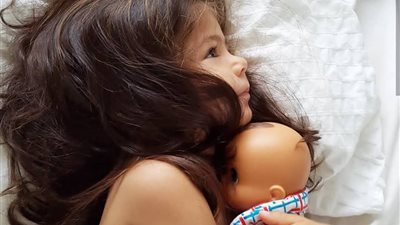 طفلة تشعل «فيس بوك» بطول وكثافة شعرها (صور)