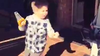 بالفيديو والصور.. أسوأ أب في العالم يثير غضب رواد «فيس بوك»