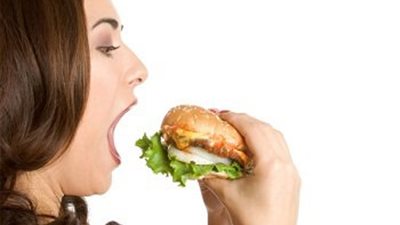 عادات خاطئة تشعرك بالجوع الدائم