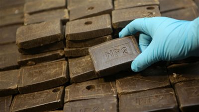 5 ضباط يتنكرون في هيئة عمال تراحيل ويخترقون مافيا المخدرات بالقاهرة.. قضوا 43 يوما على الأرصفة وشاركوا في أعمال الهدم والبناء وحمل الرمل والزلط.. والنجاح نهاية رحلتهم الشاقة