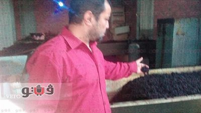 بالصور.. ضبط صاحب مصنع بدون ترخيص يقلد المعسل