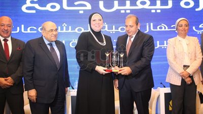 تكريم نيفين جامع على جهودها التنموية والاقتصادية (صور)