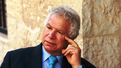 مريد البرغوثي يحكي ذكرياته في جنازة الرسام «ناجي العلي»