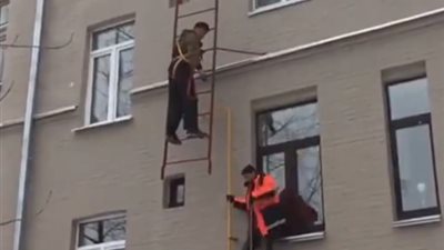 حادث مؤسف لعاملين أثناء تسلق الدرج (فيديو)