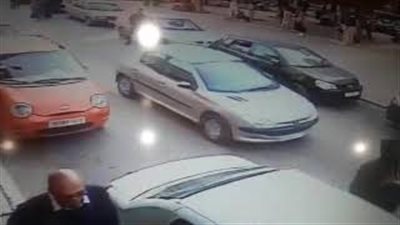 لحظة سرقة لص لهاتف من يد صاحبه بطريقة ماكرة (فيديو)