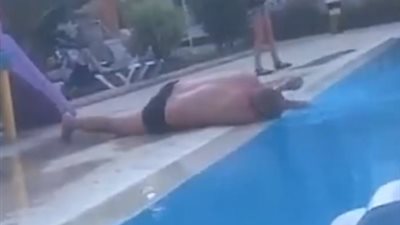 نهاية صادمة لرجل حاول استعراض مهاراته في القفز بحمام سباحة (فيديو)