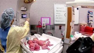 بالفيديو.. رد فعل طفل يبكي بعد خروج شقيقته التوءم من بطن الأم