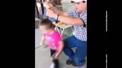 بالفيديو.. أسهل وأسرع طريقة لتصفيف شعر طفلتك