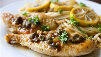 صدور الدجاج بحشو الخضراوات وصوص الليمون بالكريمة