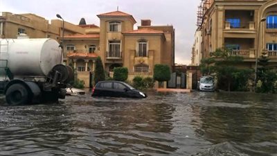 أمطار التجمع تطيح بقيادات جهاز القاهرة الجديدة.. قرارات صارمة من وزير الإسكان بعد الاجتماع بمسئولي القابضة للمياه والمجتمعات العمرانية.. ومطالب بوضع خطط للتعامل مع الكوارث والأزمات