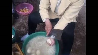 بالفيديو.. رجل يقطع البطاطس بطريقة مذهلة