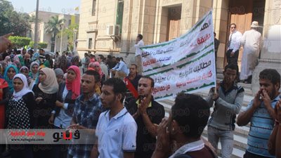 بالفيديو والصور.. تظاهر طلاب الدبلومات أمام 