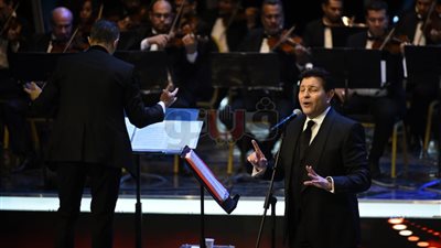 هاني شاكر يفتتح حفله بالموسيقى العربية بالغناء لـ