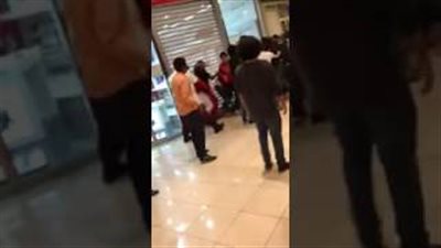 بالفيديو.. مشاجرة طاحنة في مركز تجاري