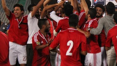 الأهلي يحتفل بـ«تورتة» الفوز على الزمالك بغرفة خلع الملابس