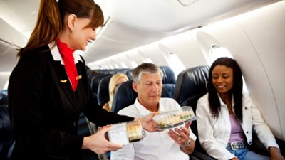 8 حقائق عن الرحلات الجوية.. اختلاف مذاق الطعام بسبب عوامل الضغط الجوي.. 4 طيارين على متن طائرات الرحلات الطويلة.. تنوع وجبات قائد الطائرة ومساعده.. ورئيس أمريكا ونائبه لا يسافران على متن طائرة واحدة