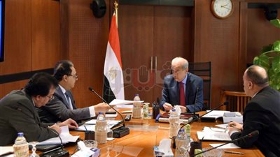 شريف إسماعيل يبحث دور الجامعات في منظومة التأمين الصحي الشامل