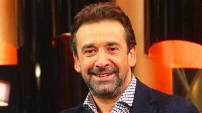 كريم عبد العزيز مذيعا ويتزوج دينا الشربيني في 