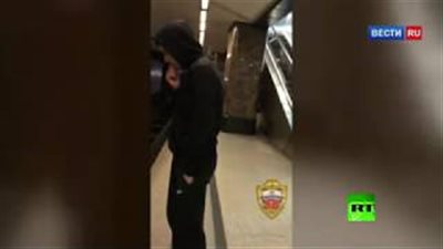 شاب يلقي بنفسه تحت عجلات القطار لجذب الانتباه (فيديو)