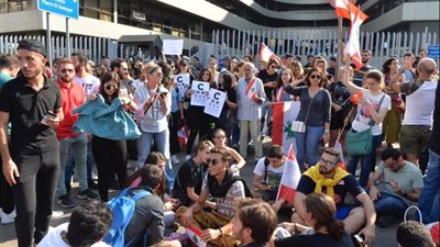 تواصل الاحتجاجات في لبنان وإغلاق المؤسسات الحكومية (صور)