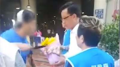 باقة زهور.. حيلة شاب لطعن نائب في الصين (فيديو)