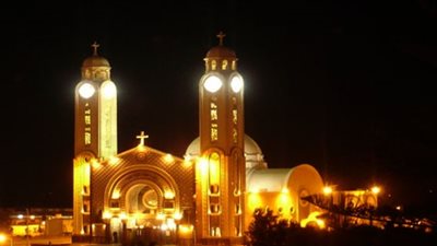 الأقباط يتظاهرون أمام المقر الباباوى اعتراضا على تقسيم إيبارشية 