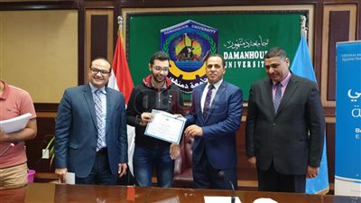 رئيس جامعة دمنهور يكرم الطلاب الحاصلين على منحة البنك المركزي