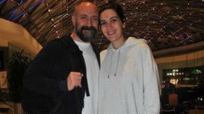 بيرجوزار كوريل وزوجها خالد أرجنش يظهران بنفس الحذاء