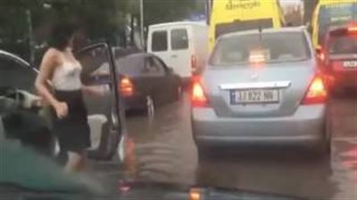 بالفيديو.. فتاة تهبط من سيارتها وترقص في إشارة المرور