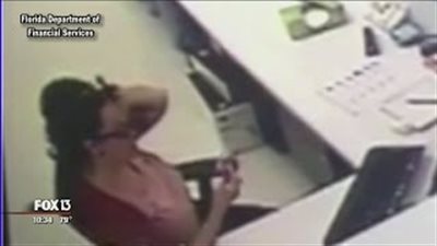 بالفيديو.. موظفة تضرب نفسها للمطالبة بالتعويض