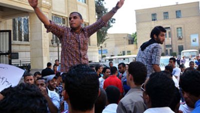 مشادات بين الأمن والطلاب أمام 