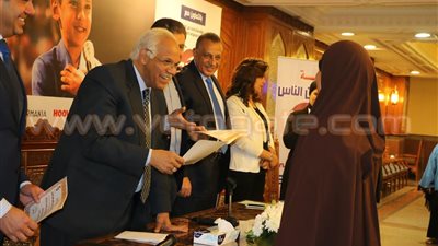 محافظ القاهرة يكرم 30 أمًّا مثالية مصابة بالسرطان تقديرا لكفاحهن