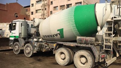 تحرير محضر لسيارتين سقطت منهما خرسانة تسليح بشوارع العجوزة