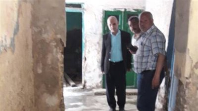 بالصور.. رئيس مدينة شبرا الخيمة يتابع أعمال طفح الصرف الصحي