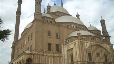 وحدة إنتاج النماذج تنفي تأثير معداتها على مبنى القلعة