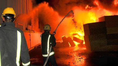الدفع بـ 15 سيارة إسعاف لإخماد حريق مخزن أخشاب بكرداسة