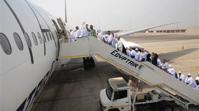 820 معتمرا يغادرون مطار القاهرة إلى الأراضي المقدسة